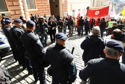 Prosvjed upozorenja SSSH i NHS zapoceo je okupljanjem na Trgu bana Jelačića, a nastavljen je povorkom Radićevom ulicom gdje je policija zaustavila prosvjednike. Prosvjednicima su se obratili Krešimir Sever iz NSH te Mladen Novosel iz SSSH. Photo: Davor Puklavec/PIXSELL