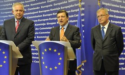 IVO SANADER sa Joséom Barrosom i Ollijem Rehnom,
težak put do EU za Hrvatsku bliži se kraju
