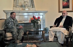 DAVID PETRAEUS,
zapovjednik ISAF-a,
s afganistanskim
predsjednikom Karzaijem