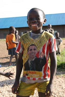 Dijete iz Kimbulija u majici sa slikom Obame, što je dio tipične donacije
Zapada Kongu