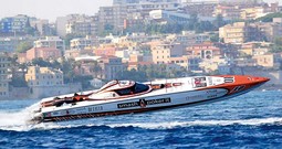POWERBOAT F1 vodeći je svjetski nautički motosport u kojem se
ekipe iz čitavog svijeta utrkuju pri brzinama većim od 200 kilometara na sat u snažnim dvomotornim mono-trup powerboat brodovima