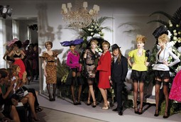 VJEČITI EKSCENTRIK Glavni kreator Diora svoju novu kolekciju predstavio je na način na koji se to radilo 50-ih godina