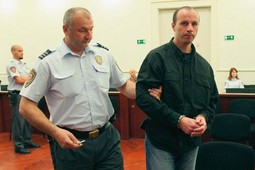 ROBERT MATANIĆ
bio je 2008. već
poznat kao opasan
ubojica zbog svoje
bugarske kriminalne
karijere: teško je
povjerovati da policajac Šipušić nije reagirao na
informaciju prema
kojoj Matanić priprema ubojstvo u Zagrebu