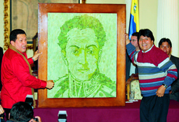 Novi bolivijski predsjednik Evo Morales (desno) darovao je venezuelskom kolegi Hugu Chavezu neobičan portret južno-američkog revolucionara iz 19. stoljeća