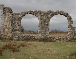 Amfiteatar je smješten između Knina i Skradina, 150 metara sjeverozapadno od ceste kojom svakodnevno prolaze automobili ili pastiri sa stadima ovaca.