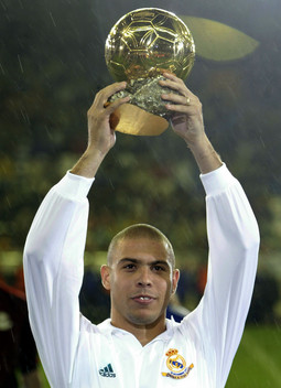 Zlatnu loptu, nagradu za najboljeg nogometaša godine, Ronaldo je osvojio dva puta 1997. i 2002. godine