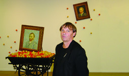 Braco Dimitrijević u Musee d'Orsay u Parizu pred svojom instalacijom u koju su uključena i dva portreta Van Gogha