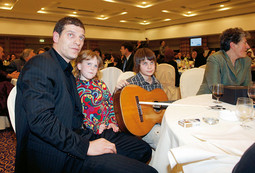 BILIĆ S kćeri Alanom i sinom Leom nedavno na humanitarnoj akciji u hotelu 'Marjan' u Splitu, kad je proglašen UNICEFovim ambasadorom dobre volje i kad je za 100.000 kuna kupio akustičnu gitaru pjevača Gibonnija
