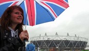 DJEVOJKA ISPRED
Olimpijskg stadiona
u istočnom londonu
