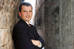 DAMIR PRIMORAC započeo je pravnu karijeru 1994. kao volonter vježbenik na Općinskom sudu u Splitu, a sada je, u 38. godini života, pred doktoratom s područja prava