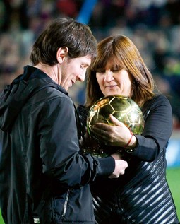 MESSIJEVA majka Celia
predala je sinu Zlatnu
loptu France Footballa
na stadionu Camp Nou