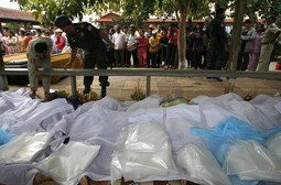 Rodbina identificira tijela poginulih u stampedu (Foto: Reuters)