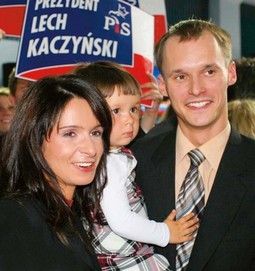Marta Kaczyńska s
prvim mužem Piotrom
Smuniewskim i njihovom
kćeri Ewom s kojima je, uz roditelje, čak pozirala u očevoj predsjedničkoj kampanji, premda su već bili pred razvodom