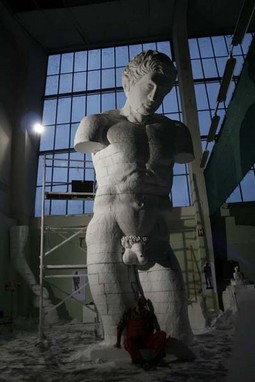 Skulptura Apoksiomena
visoka je devet metara