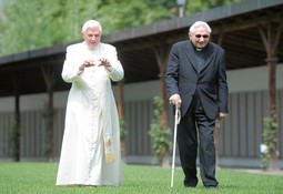 BRAĆA
RATZINGER
Joseph i Georg, danas papa i umirovljeni
svećenik: bivši članovi zbora koji je vodio Papin brat kažu da su sadistički zlostavljani s ciljem postizanja seksualnog užitka