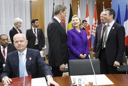 Hillary Clinton s glavnim tajnikom NATO-a A. F. Rasmussenom i njemačkim ministrom Guidom Westerwelleom 