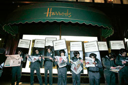 ISPRED HARRODSA Reklamnu kampanju na moving boardu unajmio je i ugledni britanski dnevnik The Times
