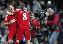 Kapetan Steven Gerrard(desno) i Xabi Alonso mogu biti zadovoljni učinkom  Liverpoola u ovom dijelu sezone, u 2009. godinu ulaze bez poraza u Premiershipu
