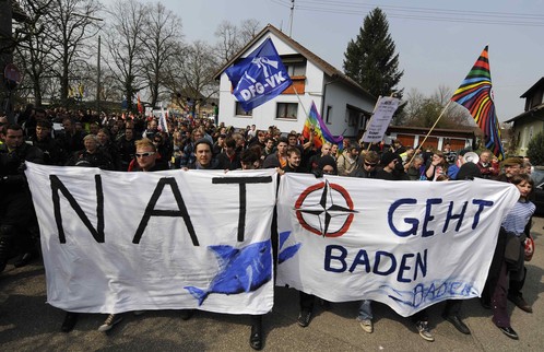 Demonstracije u Baden-Badenu: Gdje god se pojavi NATO, zajamčeni su i protivnici ovog saveza, koji smatraju da se radi o beskorisnom i zastarjelom vojnom savezništvu koje jednostavno treba ugasiti; Foto: Reuters