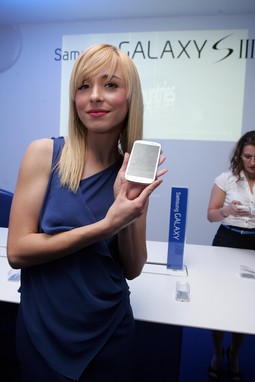 Iva Šulentić s novim Samsung Galaxyem S III