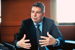 ZOLTAN ALDOTT, predsjednik Uprave Ine, prošle godine je u modernizaciju rafinerija uložio više od 1,3 mil. eura, a novi kredit dogovoren je s Europskom bankom za obnovu i razvoj, ICF-Debt Poolom i
Cordiantom