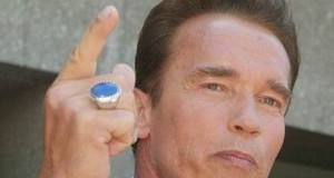Vjerojatno će se otvoriti pitanje zašto je Schwarzenegger 2001., kad je najavio izlazak na guvernerske izbore 2002., od toga odustao. Učinio je to zbog dva skandala u vezi sa svojim seksualnim aktivnostima
