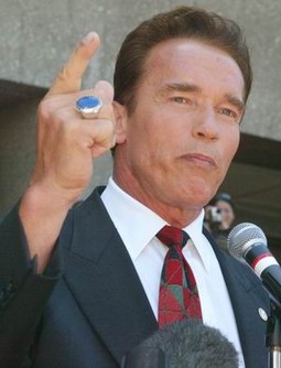 Vjerojatno će se otvoriti pitanje zašto je Schwarzenegger 2001., kad je najavio izlazak na guvernerske izbore 2002., od toga odustao. Učinio je to zbog dva skandala u vezi sa svojim seksualnim aktivnostima