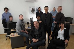 Pandora studio
Investitori Mišo Vučić i
Vinka Sesar Vučić (sjede), tehnički direktor Andrej
Levanski i kreativni
direktor Tomislav Pongrac (stoje) s dizajnerskim i
programerskim timom