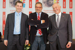 OLIVIERO TOSCANI (u sredini) s Brankom Štefanovićem iz 'Verna' i Ivorom Zidarićem iz 'Val kulture