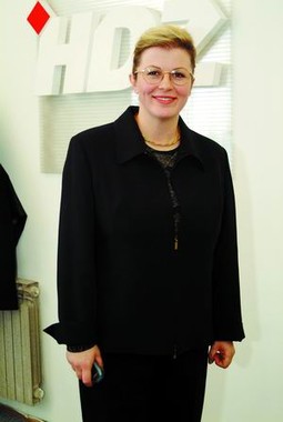 Kolinda Grabar-Kitarović najizglednija je nasljednica Miomira Žužula u vođenju Ministarstva vanjskih poslova.