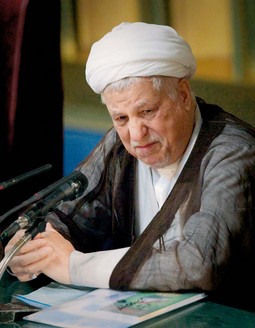 RAFSANJANI, jedan
od najmoćnijih iranskih
političara: njemu je
Karroubi uputio svoje
otvoreno pismo u
kojem je upozorio na
silovanja zatvorenika u
režimskim zatvorima