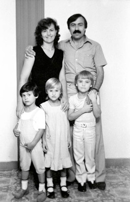 MIRO I MATIJA ŠIMIĆ s djecom Josipom, Mihaelom i Dariom početkom 80-ih