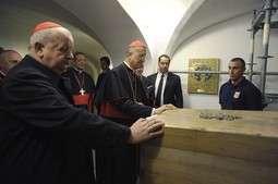 Kardinal Stanislaw Dziwisz i kardinal Tarcisio Bertone uz lijes pape Ivana Pavla II. (Reuters)