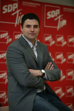 Bernardić je rođen u Zagrebu 1980. U rodnom gradu se školovao, diplomirani je inženjer fizike, a trenutno pohađa poslijediplomski studij na Ekonomskom fakultetu