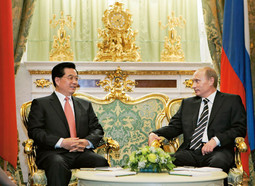 KINESKI I RUSKI PREDSJEDNIK Hu Jintao i Vladimir Putin u Kremlju: Kinezima je nebitno političko uređenje partnera u energetici
