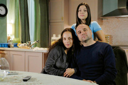 OBITELJ BAKULA u seriji - pater familias je Elvis Bošnjak, a uz njega je Sandra Lončarić koja glumi njegovu suprugu te Lada Ines Matić u ulozi njihove kćeri