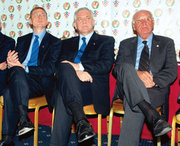Mađarski premijer Ferenc Gyurcsány, hrvatski premijer Ivo Sanader i šef HNS-a Vlatko Marković uzaludno su čekali pozitivnu odluku u Cardiffu
