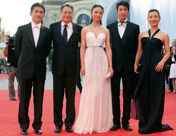 ANG LEE, tajvanski redatelj filma 'Lust, Caution' za koji je dobio Zlatnog lava na festivalu u Veneciji, na crvenom tepihu s glumcima iz filma: Tonyjem Leungom, Tang Wei, Wang Leehom i Joan Chen