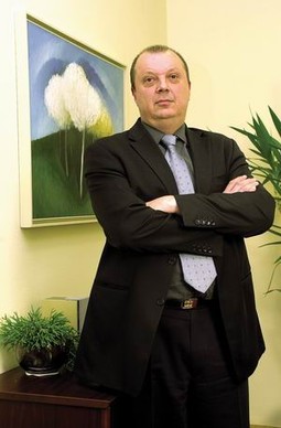 Željko Debanić, predsjednik Vijeća za telekomunikacije, u ponedjeljak, 16. kolovoza 2004., otkrio je da je natječajnu dokumentaciju kupilo 15 kandidata
