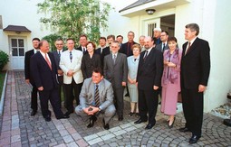 ČLANOVI VLADE
koalicije lijevog centra
s premijerom Ivicom
Račanom fotografirani
nakon 100 dana vlasti