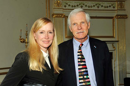 PREDSJEDNICA zaklade koja organizira Globalni summit kreativnog vodstva u New Yorku, Louise Blouin, s američkim medijskim magnatom Tedom Turnerom