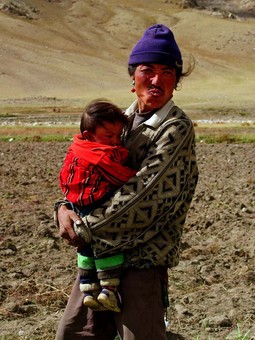 DOK ŽENE RADE
MUŠKARAC ČUVA
DIJETE, snimljeno na
putu prema Nyalamu, u
blizini kinesko-nepalske
granice