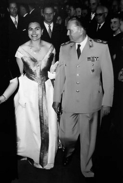 JOVANKA BROZ nosila
je haljine po pariškoj modi 50-ih i 60-ih godina, a uglavnom su izrađivane
u poznatom salonu Klare Rotschild u Budimpešti ili kod Žuži Jelinek; Tito je obožavao uniforme
i najčešće ih je nosio u
protokolarnim susretima