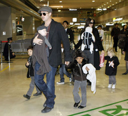 Brad i Angelina s djecom