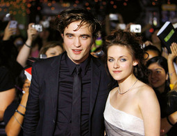 ZVIJEZDE FILMA Dvadesetdvogodišnji Robert Pattison i 18-godišnja Kristen Stewart u filmu 'Sumrak' glume zaljubljene Edwarda i Bellu