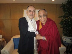 SUSRETI U INDIJI I
VELIKOJ BRITANIJI
Sredinom 90-ih, dok je bio ambasador u Indiji, Štambuk se sprijateljio i s Dalai-lamom