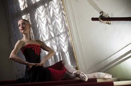 Prvakinja baleta Edina Pličanić uskoro će prvi put otplesati hit
predstavu 'Pet tanga' Hansa van Manena, jedan od tri baleta u sklopu 'Večeri
tri baleta', koji će svoju
premijeru imati 4. ožujka u zagrebačkom HNK