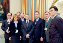 BILL GATES, osnivač Microsofta i jedan od najbogatijih ljudi na svijetu, u Edinburghu se sastao s Miroslavom Kovačićem, državnim tajnikom Središnjeg državnog ureda za e-Hrvatsku, i Goranom Radmanom, direktorom hrvatske podružnice kompanije Microsoft
