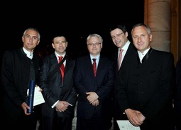 NA PROSLAVI dvadesete godišnjice Sabora predsjednik
Ivo Josipović čestitao je Davoru Lasiću, Arturu Gedikeu, Željku Jovanoviću i Andri Krstuloviću Opari, koji
su bili zastupnici u prvom sazivu Sabora