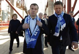 RUSKI PREDSJEDNIK
Dmitrij Medvjedev i šef
Gazproma Aleksej Miller na putu prema stadionu kluba Zenit u St. Peterburgu